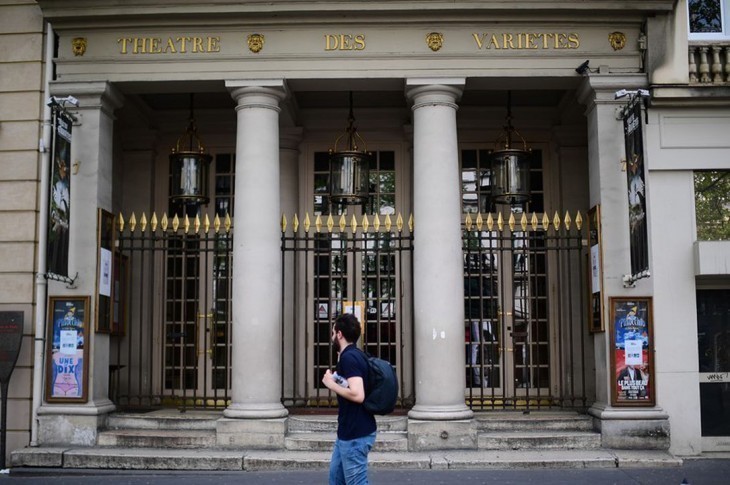 Le Théâtre des Variétés, comme dans les autres salles des théâtres privés à Paris, n'enregistre plus aucun achat de billet (Martin Bureau/AFP)
