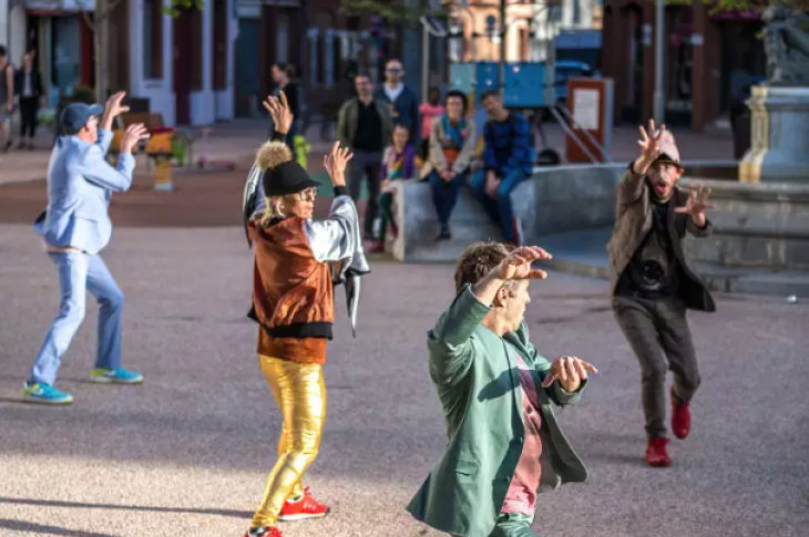 Compagnie 1Watt exécutant sa création « Vague ou la tentative des Cévennes », à Toulouse en 2017. © Erik Damiano pour L’Usine