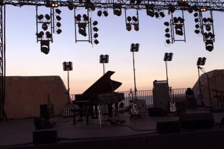 De nombreux festivals d’été ont été annulés à cause de la crise sanitaire due au Covid-19 (ici, la scène du Théâtre de la mer dans le cadre du festival Jazz à Sète, en juillet 2018). © GUILLAUME BONNEFONT/IP3