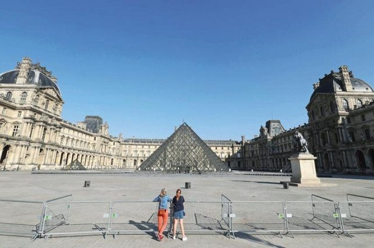 Le 23 avril, devant la pyramide du Louvre. Le musée est fermé depuis le 13 mars. © LUDOVIC MARIN/AFP