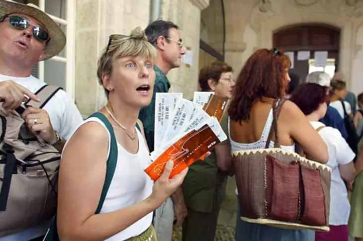 En juillet 2003, après l’annonce de l’annulation du Festival « in » d’Avignon, des spectateurs viennent se faire rembourser leurs places. © BORIS HORVAT/AFP