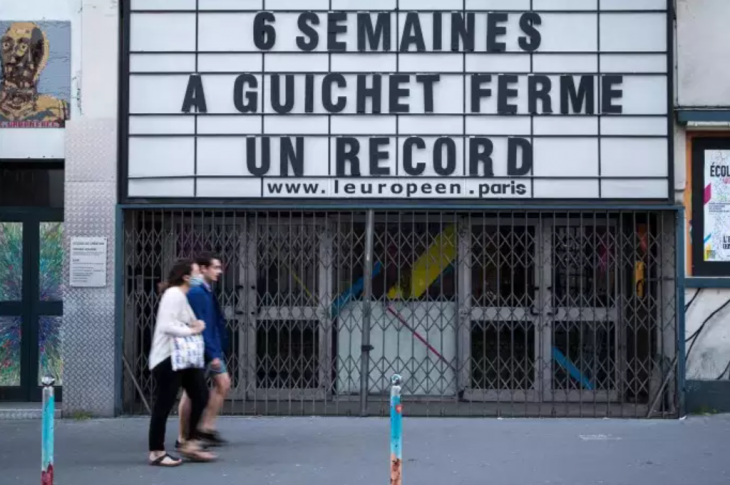 Un message affiché sur la façade de L’Européen à Paris, le 22 avril, évoque avec humour la fermeture des salles de spectacles depuis la mi-mars. © JOEL SAGET/AFP