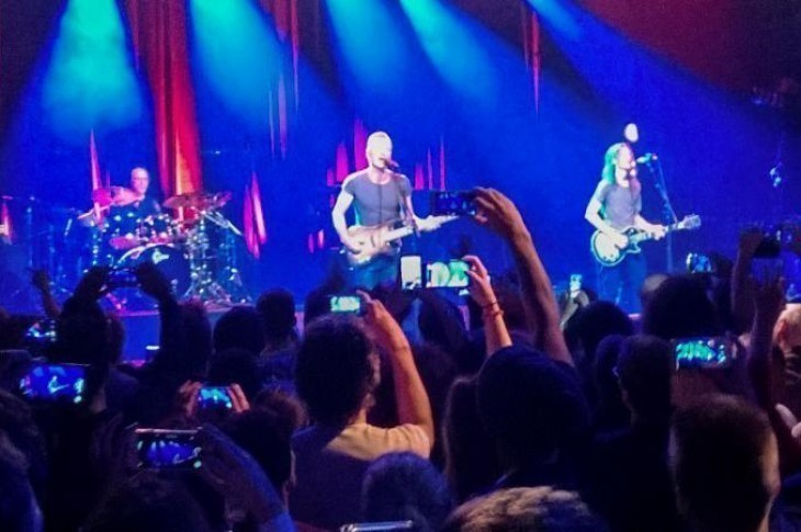 Le musicien britannique Sting en concert dans la salle parisienne du Bataclan le 12 novembre 2016, un an après l'attaque terroriste du 13 novembre 2015. © STRINGER / AFP