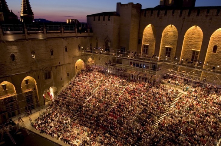 "L'histoire des Larmes" Jan Fabre -Cour d'honneur 59eme festival d'Avignon 2005. © Christophe Raynaud de Lage