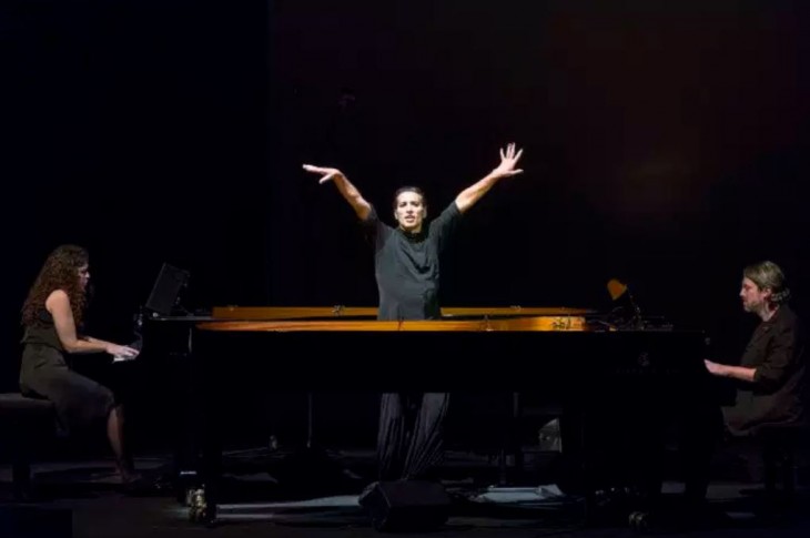 « La Consagracion de la Primavera », d’Israel Galvan, avec, de gauche à droite : la compositrice et pianiste Sylvie Courvoisier ; Israel Galvan (au centre, les bras levés) ; le pianiste Cory Smythe. © LAURENT PHILIPPE