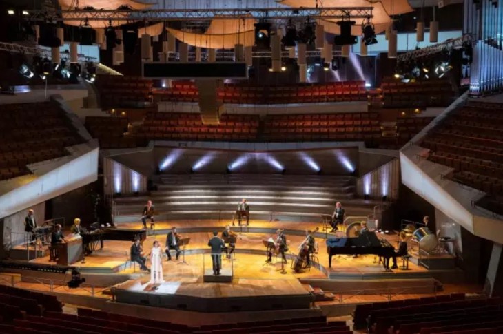 L’Orchestre philharmonique de Berlin en formation réduite lors d’un concert avec la soprano Christiane Karg, dirigés par Kirill Petrenko. © MONIKA RITTERSHAUS