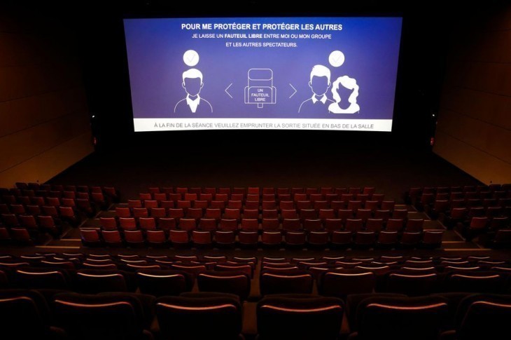 Dans un cinéma parisien, où les gestes barrières sont rappelés aux spectateurs avant la séance. © Thomas Coex / AFP