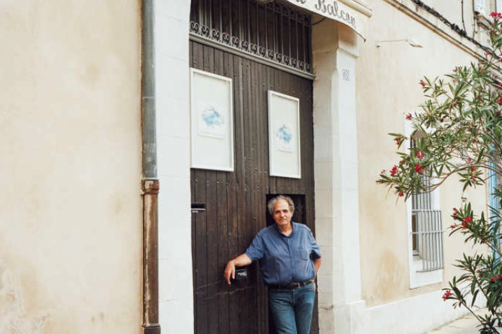 Serge Barbuscia, directeur du Théâtre du Balcon, est l’instigateur du projet de lectures publiques « Souffle d’Avignon », qui se tiendra du 16 au 23 juillet dans le cloître du Palais des papes. © Anaïs Boileau