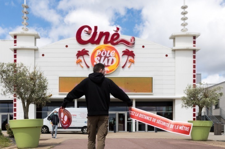 Devant le Ciné Pôle Sud de Basse-Goulaine, près de Nantes. © THOMAS LOUAPRE / DIVERGENCE