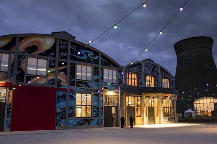 La Grande Halle de Colombelles, en Normandie, un ancien atelier électrique avec sa tour réfrigérante, est un tiers-lieu circulaire et citoyen, accueillant acteurs économiques et culturels, habitants et artisans, où foisonnent les initiatives créatives. © Alexandre Andurand