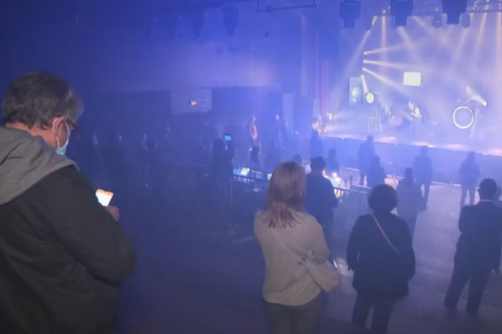 Seulement 50 personnes ont pu accéder à la salle de spectacle. Capture d'écran Franceinfo