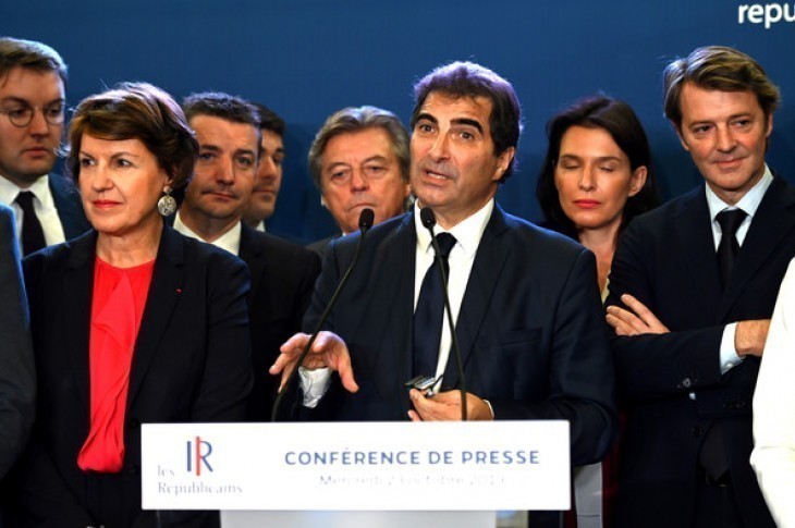 Le président des Republicains (LR) Christian Jacob entouré d'autres membres du parti dont François Baroin (d) lors d'une réunion à Paris, le 23 octobre 2019. © AFP