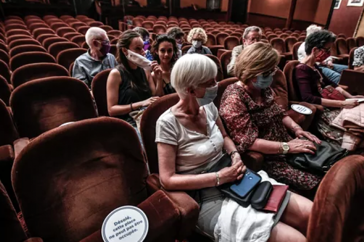 Un timide retour du public dans les théâtres parisiens