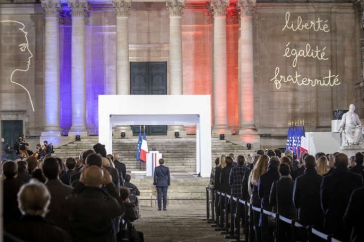 « Le décalage est vertigineux entre l’étendard de la liberté d’expression brandi par Macron et le quotidien d’enseignants et d’artistes qui s’autocensurent »