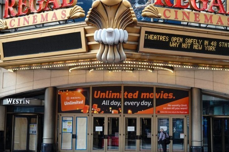 Covid-19 : les cinémas peuvent rouvrir à New York, après un an de fermeture