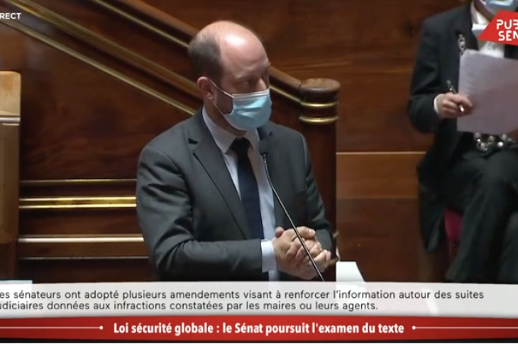 Sécurité globale : le Sénat autorise le port d’armes pour les policiers hors-service dans les établissements recevant du public