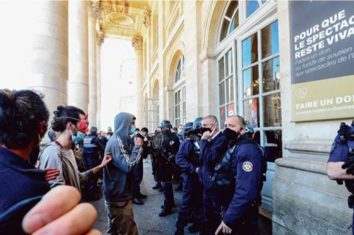 Dans les théâtres, un ras-le-bol généralisé