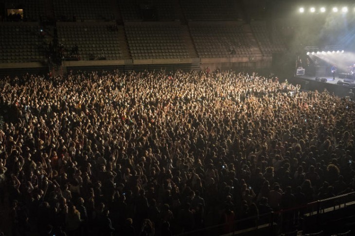Covid-19 : un concert de rock réunit 5 000 personnes à Barcelone pour une expérience clinique