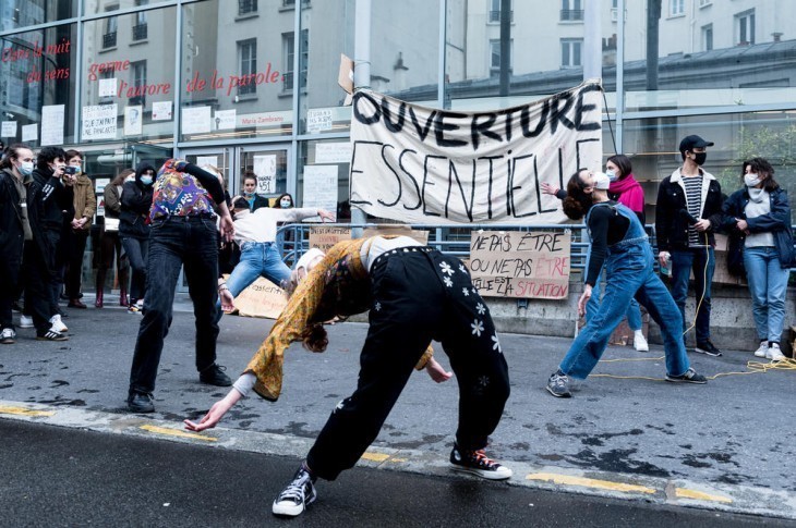 Théâtres occupés, jeunesse indignée