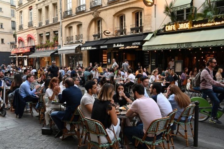 Discours de Macron: réouverture à la mi-mai de la culture et des terrasses