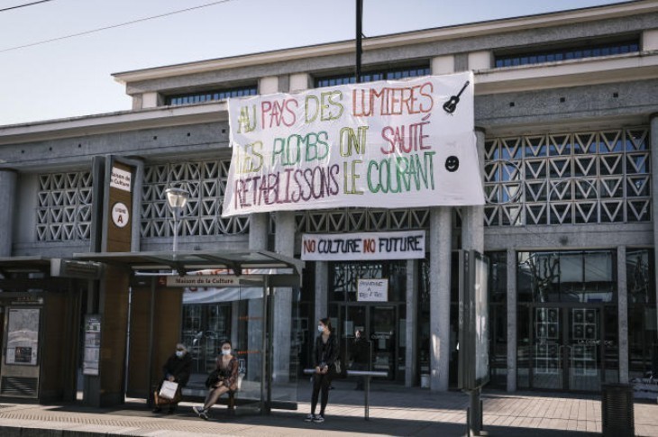 « Le monde du spectacle, bien plus puissant que celui de l’art, a promis le feu s’il rouvrait après les musées. Il a gagné »