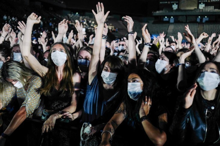 « C’était un moment superbe » : à Paris, 5 000 personnes vibrent aux rythmes d’Indochine pour établir un protocole sanitaire… et pour le plaisir