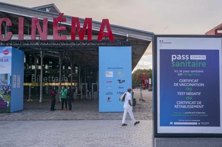 Au cinéma, la fréquentation réduite de moitié après la mise en place du passe sanitaire