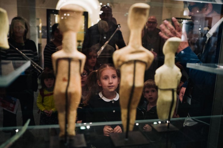 Visites en chaussettes et parcours interactifs : les musées se mettent à hauteur d’enfants
