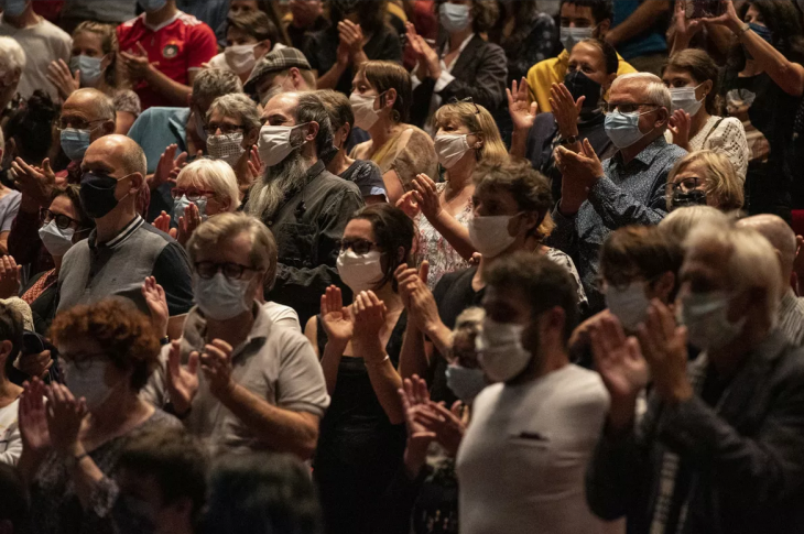 Le port du masque redevient obligatoire dans les salles de spectacle