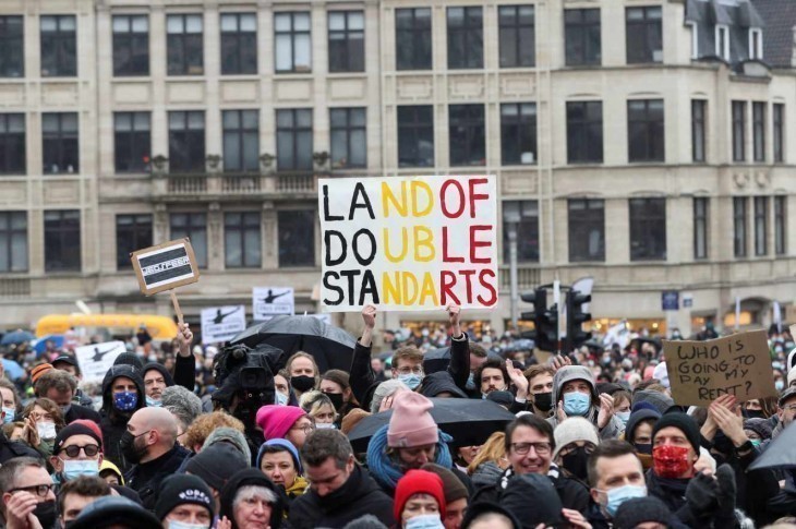 Covid-19 : en Belgique, le secteur culturel manifeste contre la fermeture des salles imposée par le gouvernement