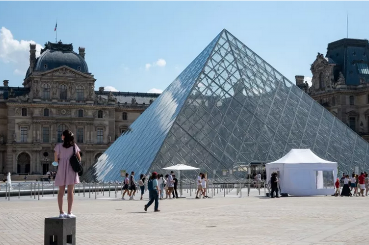 Greenpeace saisit le tribunal administratif contre le Louvre pour dénoncer un partenariat avec TotalEnergies