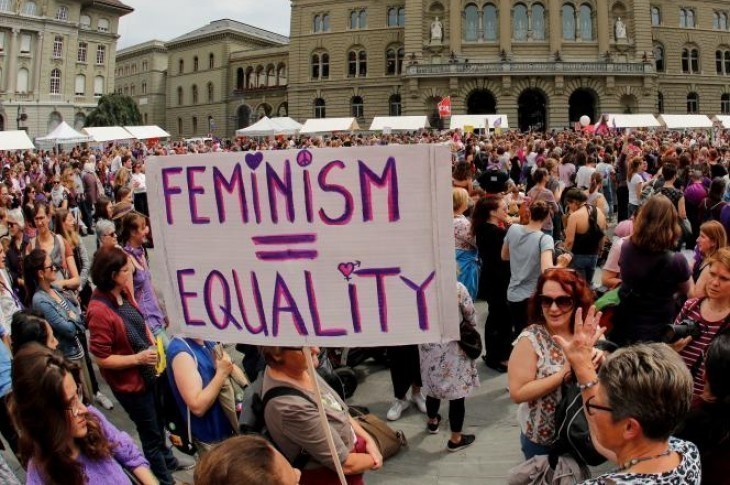 Pancarte sur laquelle est inscrite « Féminisme = égalité » lors de la grève des femmes suisses pour l'égalité salariale, à Bern, en juin 2019. STEFAN WERMUTH / AFP