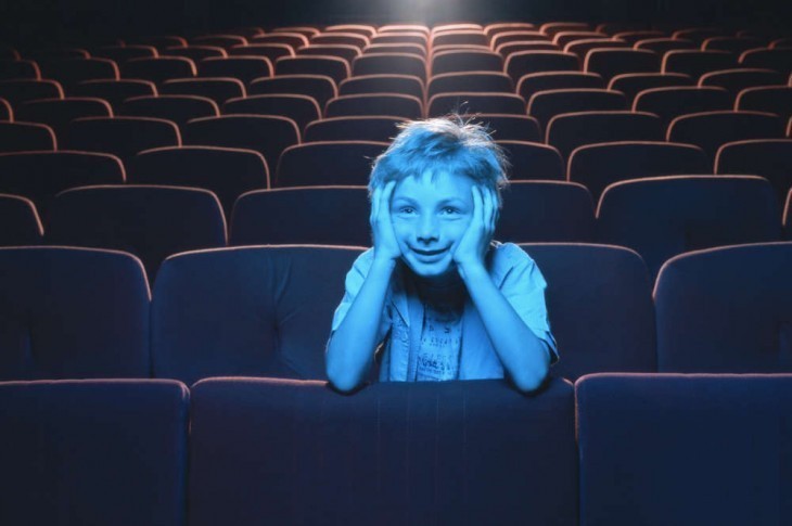 Horaires spécifiques, séances « augmentées », festivals dédiés... Salles indépendantes, associatives et de quartier courtisent le jeune public, mais les 11-14 ans restent difficiles à atteindre.  Photo Romilly Lockyer / Getty Images