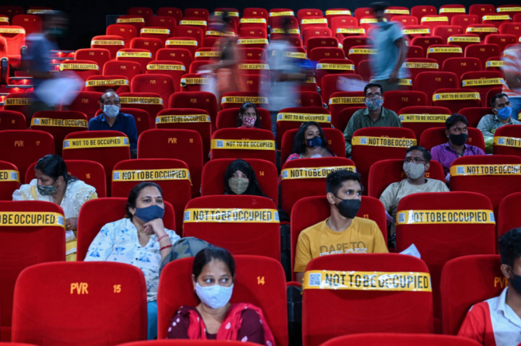 Dans un centre de vaccination temporaire installé à l'intérieur d'un cinéma à Mumbai le 17 août. (PUNIT PARANJPE/AFP)