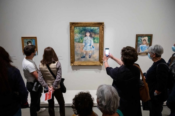 Des visiteurs devant « L’Enfant au fouet », de Pierre-Auguste Renoir, de l’exposition de la collection Morozov à la Fondation Louis-Vuitton, à Paris, le 4 octobre 2021. RICCARDO MILANI / HANS LUCAS VIA AFP