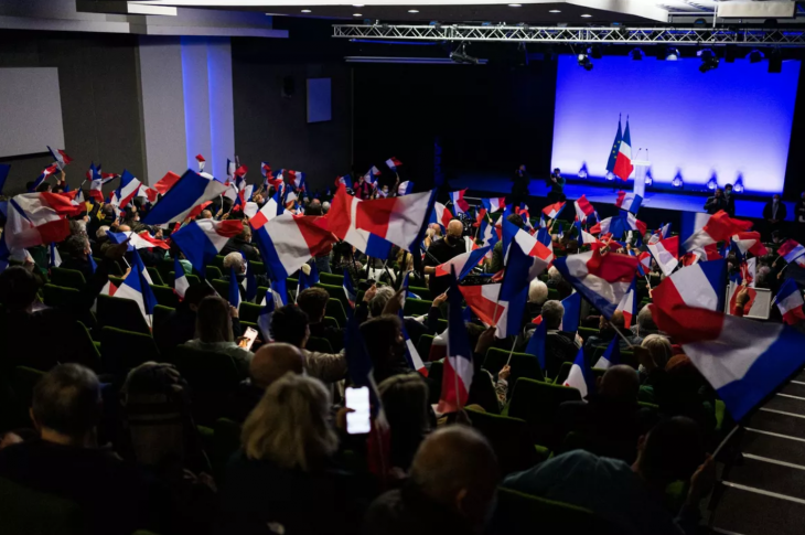 Si la culture est rarement au cœur d’une campagne pour la présidentielle, cette fois-ci le sujet peine carrément à émerger, au milieu des crises qui dévorent l’énergie des candidats. HUGO AZMANI/Hans Lucas via AFP