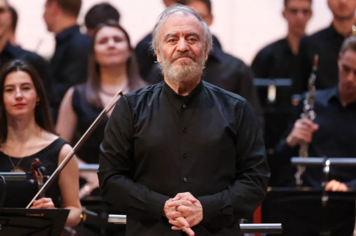 Le chef d'orchestre Valery Gergiev, salue les applaudissements après s'être produit avec un orchestre à la salle de concert Tchaïkovski lors d'un concert de gala célébrant les 100 ans de l'ouverture de la Société philharmonique de Moscou le 29 janvier 2022. Tass/ABACA