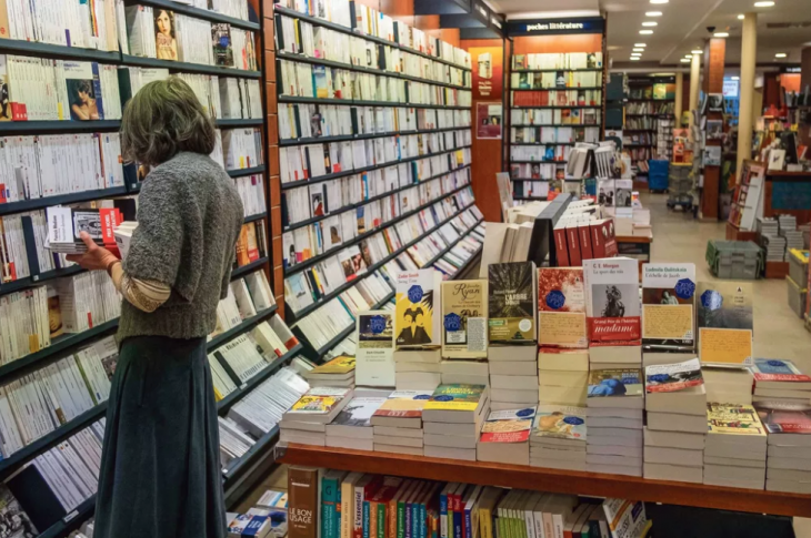 L’offre en livres de poche est pléthorique dans les rayons des librairies (ici, à Paris). Le marché affiche une croissance de 29 % en 2021 par rapport à 2020. ARNAUD ROBIN/Le Figaro Magazine
