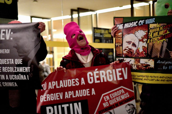 Des membres de l'association Russia Tomorrow lors d'une manifestation devant le complexe musical Auditori où se produit le chef d'orchestre russe Valery Gergiev, à Barcelone, le 1er février 2022. © Photo Pau Barrena / AFP