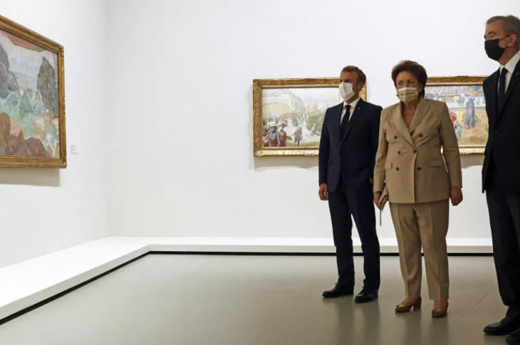 Emmanuel Macron, Roselyne Bachelot et Bernard Arnault à l'inauguration de l'exposition Morozov de la fondation Louis-Vuitton en septembre. Yoan VALAT / POOL / AFP