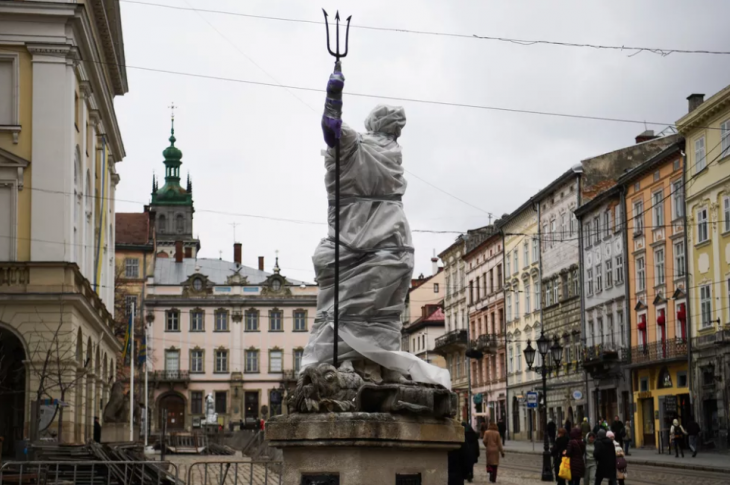 La statue de Neptune enveloppée sur la place du marché de Lviv, dans l'ouest de l'Ukraine, le 5 mars 2022. DANIEL LEAL / AFP