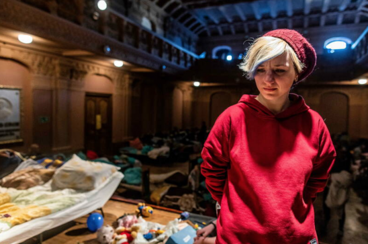 Olga, une musicienne originaire de Kharkiv, au théâtre de la Maison ukrainienne de Przemysl où un refuge est installé, dans le sud-est de la Pologne, près de la frontière ukraino-polonaise, le 18 mars. (WOJTEK RADWANSKI/AFP)