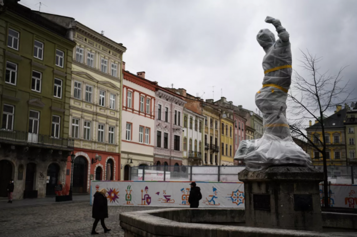 Ici à Lviv mais comme partout en Ukraine, l'héritage culturel et religieux est enveloppé de mousses, de bâches protectrices et de tissus antifeu par les habitants pour prévenir d'éventuels dégâts. Daniel LEAL / AFP