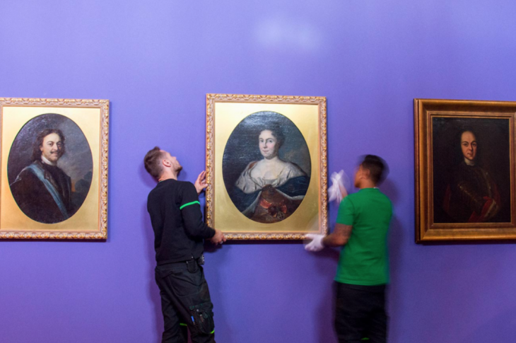 Montage de l'exposition "Pierre Le Grand, un tsar en France, 1717" au Grand Trianon du château de Versailles en 2017. © Photo Dominique Boutin / Leemage via AFP