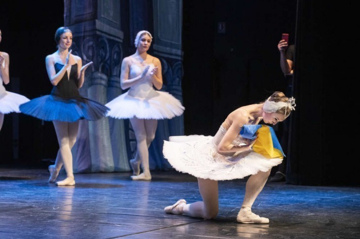 Avant-dernière française du « Lac des cygnes ». Le salut de Kateryna Didenko, soliste de l’Opéra national d’Ukraine, dont le mari et le fils de 2 ans se trouvent bloqués dans la banlieue de Kiev.  Photo Rodolphe Escher pour Télérama