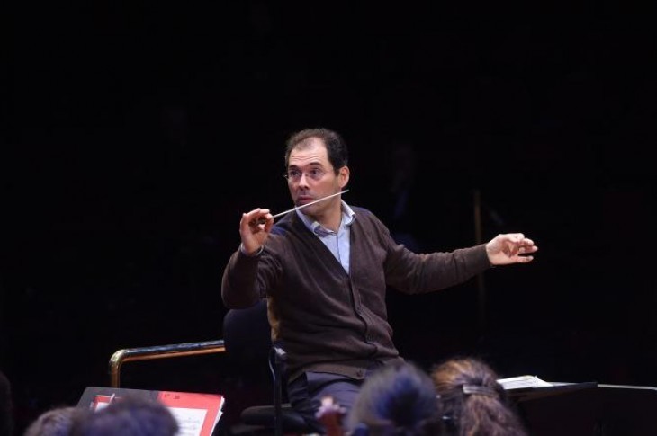 Le chef d’orchestre russe Tugan Sokhiev lors d’un concert, en mars 2016, avec l’Orchestre national du Capitole de Toulouse à la Halle aux grains à Toulouse. ERIC CABANIS/AFP