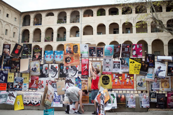 Les artistes du festival international du théâtre Off d'Avignon posent des affiches pour promouvoir leurs pièces à Avignon, en juillet 2016. Le festival international du théâtre Off d'Avignon se tiendra du 7 au 30 juillet. BERTRAND LANGLOIS / AFP