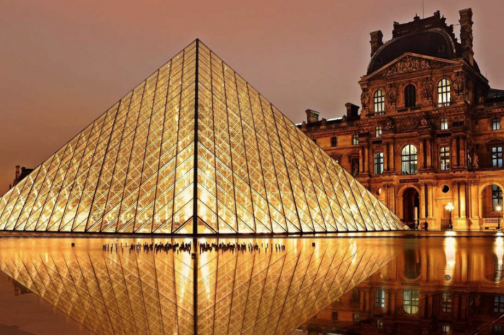 Chaque année, pour la Nuit européennes des musées, des milliers d'institutions proposent des visites insolites aux visiteurs. Photo : La pyramide du musée du Louvre de nuit ©CC0 Domaine public