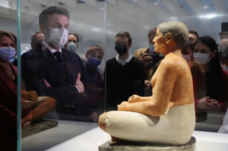 Emmanuel Macron le 2 février 2022 au Louvre Lens, musée emblématique de son ambition culturelle de transmission, d'innovation et de renouvellement du public.• Crédits : Pascal Rossignol - AFP