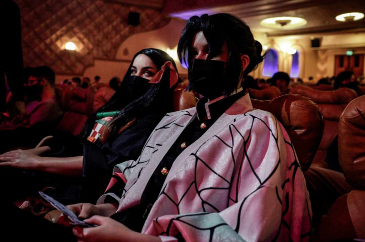 Des cosplayers lors de la projection du film d’animation « Demon Slayer » (« Kimetsu no Yaiba ») au cinéma Le Grand Rex à Paris, le 19 mai 2021. GEOFFROY VAN DER HASSELT/AFP
